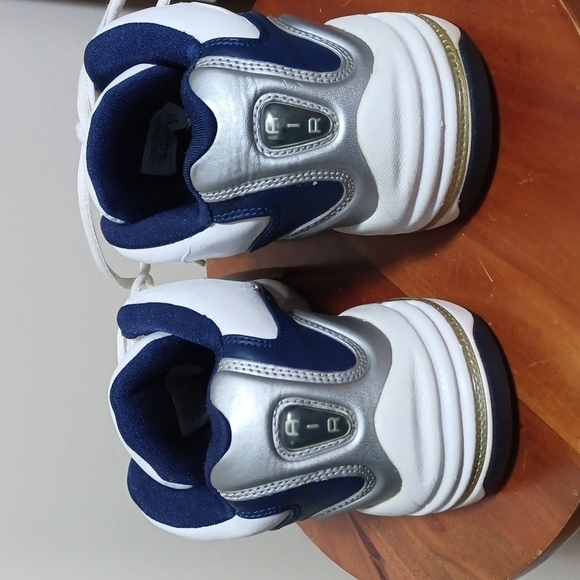 NIKE AIR MENS LEATHER SHOES SIZE 9.5 IN A BEAUTIFUL WHITE WITH BLUE main image 8